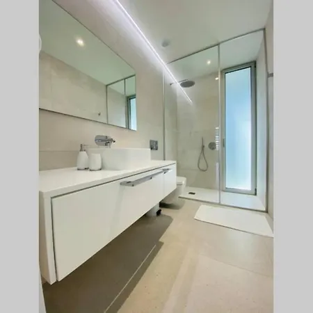 Luxury - New Building With Panoramic Sea View 别墅 阿德耶